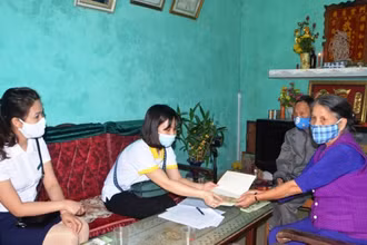 Cán bộ BHXH và Bưu điện TP Móng Cái, Quảng Ninh, chi trả tiền chế độ tại nhà trong tháng 4 năm 2020 (Ảnh minh họa: Quang Thọ).