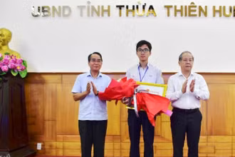 Phó Bí thư Thường trực Tỉnh ủy Bùi Thanh Hà và Chủ tịch UBND tỉnh Phan Ngọc Thọ trao tặng Bằng khen của UBND tỉnh cho em Hồ Việt Đức.