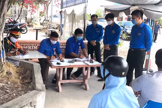 Lực lượng chức năng hỗ trợ khai báo y tế, tầm soát cộng đồng phòng, chống dịch lây lan. 
