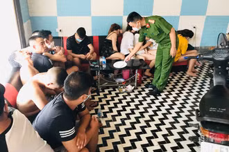 Các đối tượng bị bắt quả tang tại quán karaoke Legend.
