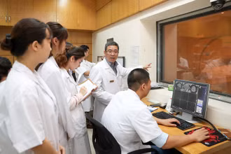 Sinh viên Đại học Quốc gia Hà Nội trong giờ học