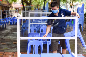 Hàng quán Hà Nội dựng vách ngăn phòng Covid-19