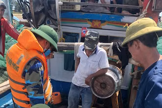 Lực lượng chức năng kiểm tra các phương tiện