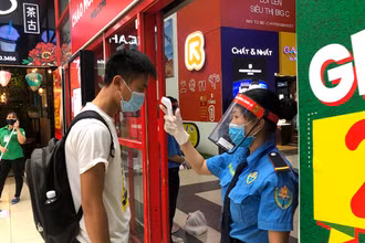 Kiểm tra thân nhiệt trước khi vào TTTM Big C Thăng Long.