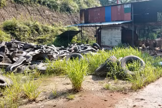 Công ty Hải Bình thu gom, tập kết lượng lớn lốp ô-tô tại xưởng tái chế.