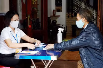 Bưu điện Thừa Thiên Huế chi trả lương hưu, trợ cấp bảo hiểm xã hội tại nhà vào tháng 4 năm 2020 (Ảnh minh họa: Công Hậu). 