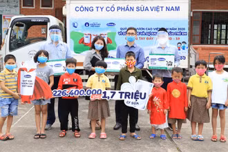 Quỹ sữa Vươn cao và hành trình xuyên mùa dịch đến với trẻ em gặp khó khăn