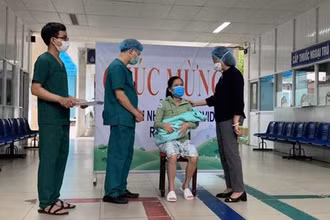 Sản phụ sinh con trong tâm dịch đã được xuất viện.