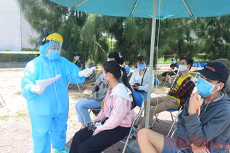 Đội ngũ y, bác sĩ đo thân nhiệt trước khi đưa người dân vào khu cách ly tập trung.