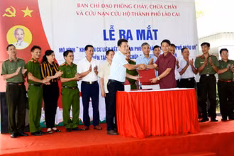 Ký cam kết thực hiện tiêu chí mô hình “Khu dân cư liên kết an toàn phòng cháy, chữa cháy” ở khu dân cư Châu Úy, phường Nam Cường, TP Lào Cai.