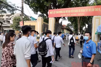 Thí sinh đến các Điểm thi (Ảnh: DUY LINH)