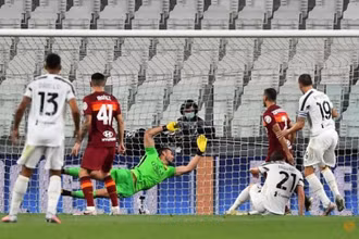 Gonzalo Higuain ghi bàn mở tỷ số cho Juventus ở phút thứ năm. (Ảnh: Reuters)