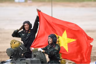 Các chiến sĩ tự hào giương cao Quốc kỳ Việt Nam sau khi hoàn thành xuất sắc bài thi. Ảnh: TRỌNG HẢI/Báo QĐND.