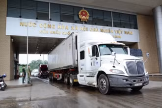 Xe chở thanh long xuất khẩu sang Trung Quốc qua Cửa khẩu Kim Thành (Lào Cai) sáng ngày 17-8.