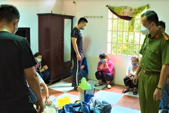 Các đối tượng bị bắt quả tang khi đang đánh bạc tại nhà nghỉ.