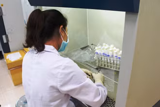 Nhân viên CDC đang đánh dấu, ghi tên mẫu xét nghiệm.