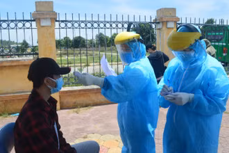 Đo thân nhiệt, tìm hiểu lịch trình đi lại của công dân Quảng Ngãi trở về từ Đà Nẵng.