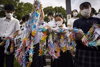 Người dân tưởng nhớ các nạn nhân vụ nổ bom hạt nhân ở Nagasaki. (Ảnh: EPA)
