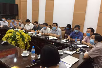 Các chuyên gia hội chẩn chiều 12-8.