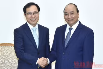 Thủ tướng Nguyễn Xuân Phúc (bên phải) tiếp Tổng Giám đốc Tổ hợp Samsung Việt Nam Choi Joo Ho. (Ảnh: TRẦN HẢI)