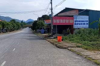 Khu đất dôi dư tại Giả Dìa, thị trấn Yến Lạc, huyện Na Rì (lề phải) được giao không qua hình thức đấu giá không đúng thẩm quyền.