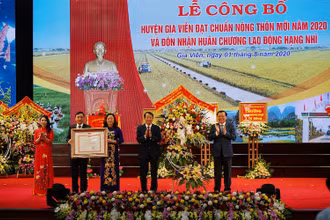 Đồng chí Đinh Tiến Dũng trao tặng Huân chương Lao động hạng Nhì cho lãnh đạo huyện Gia Viễn.