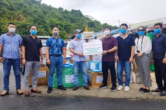 Ông Hà Ngọc Sơn, Tổng Giám đốc Tập đoàn Aikya Pharma (bên phải) trao tặng vật tư y tế cho đại diện nhóm phóng viên tác nghiệp tại Đà Nẵng.