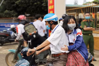 Tố Uyên được bác bảo vệ Trường THPT chuyên Bảo Lộc đưa đón đi thi. (Ảnh: K.P)