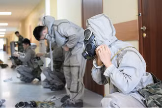 Các tuyển thủ của Đội tuyển Cứu hộ cứu nạn đeo khí tài phòng độc trước khi tiếp cận khu vực xảy ra thảm họa. Ảnh: TUẤN VĂN
