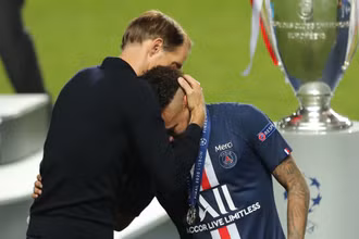 HLV Thomas Tuchel dù chân chấn thương, vẫn cố gắng di chuyển khắp sân để động viên các học trò của mình. (Ảnh: UEFA)