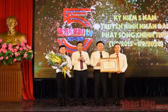 Tổng Biên tập Báo Nhân Dân Thuận Hữu trao Bằng khen của Thủ tướng Chính phủ cho lãnh đạo Trung tâm Truyền hình Nhân Dân nhân kỷ niệm 5 năm ngày phát sóng chính thức. Ảnh: THỦY NGUYÊN