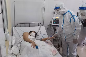 Các bác sĩ thăm hỏi sức khỏe mẹ con sản phụ.