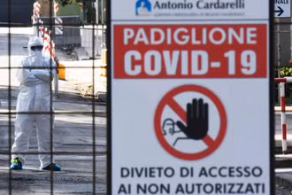 Biển cảnh báo tại Bệnh viện Cardarelli (Naples, Italy). (Ảnh: EPA)