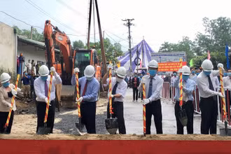 Các đại biểu thực hiện nghi thức khởi công xây dựng cầu Thanh Sơn.