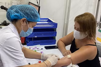 Bệnh nhân Kelly Michelle Koch được kiểm tra sức khỏe để hiến huyết tương sáng nay.