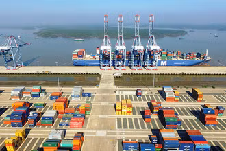 Hệ thống cảng nước sâu Cái Mép- Thị Vải, được đầu tư hiện đại, đang dần trở thành một trong những cụm cảng sầm uất bậc nhất trong khu vực và trên thế giới.