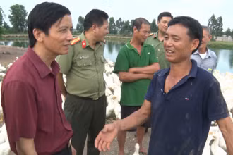 Mô hình trang trại của anh Lã văn Duẩn (áo nâu) xã An Nội, huyện Bình Lục, người một thời lẫm lỗi, trở về địa phương.