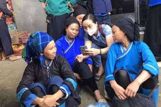 Vận động người dân ở Hà Giang cài ứng dụng Bluezone.