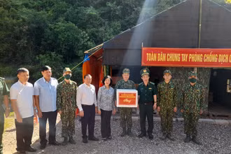 Đồng chí Trương Thị Mai, Trưởng Ban Dân vận T.Ư tặng quà cán bộ, chiến sĩ chốt phòng, chống dịch Covid-19 ở xóm Cốc Pàng, thị trấn Trà Lĩnh, huyện Trùng Khánh (Cao Bằng).