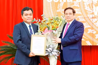 Đồng chí Phạm Minh Chính trao Quyết định về việc chuẩn y đồng chí Hồ Văn Niên, Ủy viên Dự khuyết Ban Chấp hành Trung ương Đảng, giữ chức Bí thư Tỉnh ủy Gia Lai.