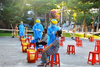 Ngày 23-8, Đà Nẵng lấy mẫu xét nghiệm tại chợ Hà Thân và phát hiện BN 1017.