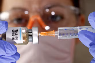 Nhiều nước trên thế giới đang tiến hành thử nghiệm các loại vaccine ngừa Covid-19. Ảnh: Reuters