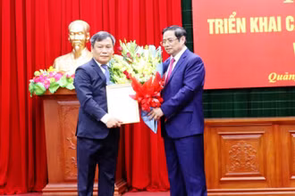 Đồng chí Phạm Minh Chính trao quyết định cho tân Bí thư Tỉnh ủy Quảng Bình Vũ Đại Thắng (bên trái).