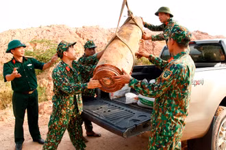 Lực lượng công binh Bộ CH quân sự tỉnh Quảng Ninh di dời thành công quả bôm nặng hơn 450 kg.