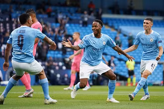 R. Sterling (giữa) mở tỷ số cho Man City.
