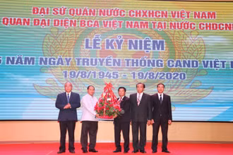 Bộ trưởng Công an Lào Vilay Lakhamphong tặng lẵng hoa tươi thắm cho lãnh đạo Cơ quan đại diện Bộ Công an Việt Nam tại Lào.