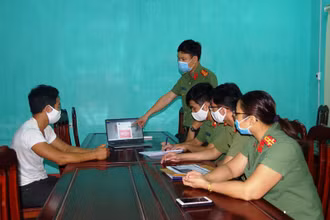 Công an Hà Nam làm việc với Nguyễn Văn C. về hành vi đăng tải thông tin sai sự thật liên quan Covid-19 trên mạng xã hội Facebook.