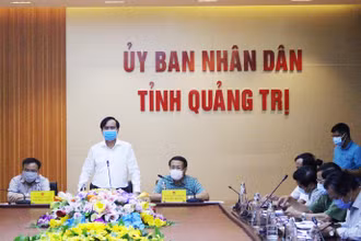 Chủ tịch UBND tỉnh Quảng Trị Võ Văn Hưng cùng hai Phó Chủ tịch tại cuộc họp khẩn về phòng, chống Covid-19.