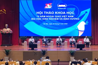 Các diễn giả trong phiên thảo luận sáng nay. (Ảnh: Hoàng Hà)