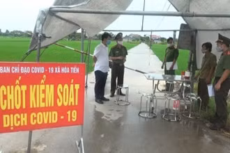 Chốt kiểm soát dịch Covid-19 được duy trì hoạt động 24/24 giờ tại ổ dịch thôn Bùi, xã Hòa Tiến (Hưng Hà, tỉnh Thái Bình).